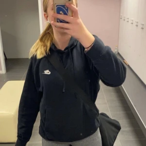 Hoodie - Svart hoodie från Nike🖤