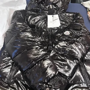 Moncler jacka  - Säljer min maya moncler jacka i nyskick. Nästan aldrig använd och har inga tecken på defekter. Skriv om du har frågor eller vill ha fler bilder❤️