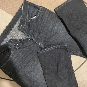feta low waist nudie jeans utan hål eller märken 🙌
