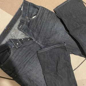 Lågmidjade Nudie Jeans  - feta low waist nudie jeans utan hål eller märken 🙌
