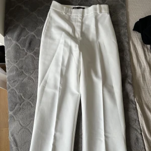 Vita kostymbyxor - Vita kostymbyxor från Zara i strl XS. Använda 1 gång. Högmidja och passar mig i längd som är 158. 100kr + frakt