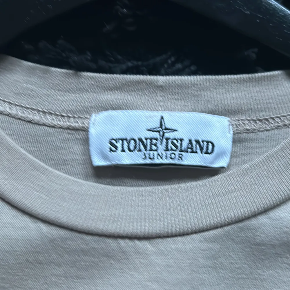 Stone island  tröja i storlek s/m i väldigt fint skick. Inköpt på nk förra året . T-shirts.