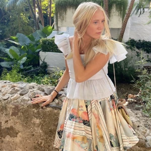 Sommar kjol - Säljer denna så snygga och unika kjol, köpt vintage men ursprungligen från h&m. Så fint mönster kan självklart ta fler bilder bara att skriva💕 skulle säga att den passar som en Xs / small i storleken. Passar perfekt nu i sommar till stranden!💕☺️