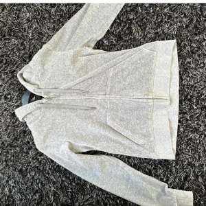 Juicy Couture - Säljer min jättefina tröja från Juicy Couture💕 kanppt använd, skriv för bättre bilder eller frågor 💕