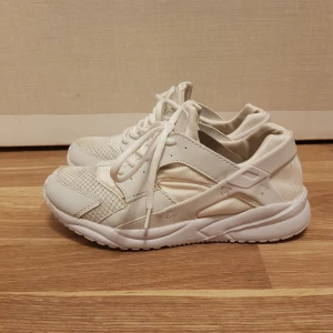 Lätvikt löparskor strl 37 från Rushour - Lätvikt löparskor strl 37 från Rushour Använda några gånger nen i mycket bra skick  Passr fotlängd 22,5cm fram till och med max 23,5cm 23,6cm och dom är för små