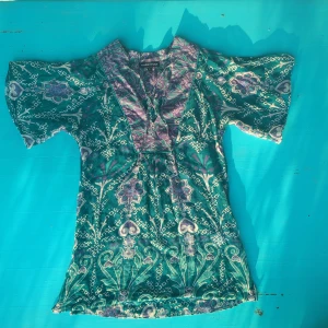 Kortärmad tunika  - Tunika med kortärmade trumpetärmar som faller fint. 100% silke