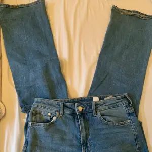 Säljer dessa jätte snygga bootcut jeans som är highwaist men som även går att använda som midwaist💙💙 