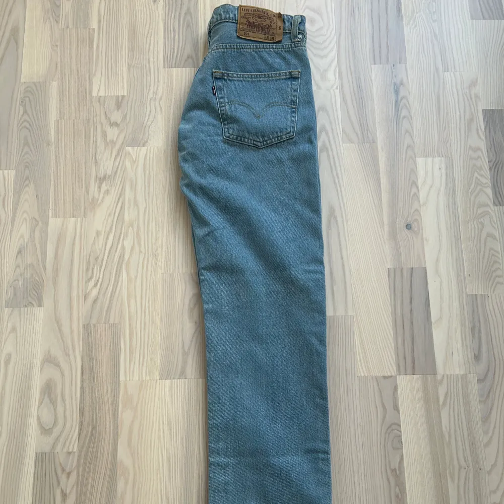 Ett par Levi’s 501 jeans i kvinnlig passform, nästintill oanvända i extremt bra sick. Det är storlek W31 L36 och det är bara att skicka medelande vid funderingar. . Jeans & Byxor.