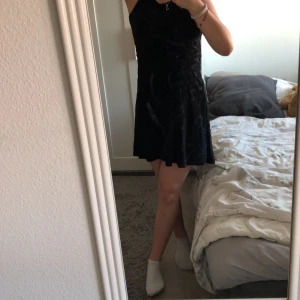 Blommig Klänning - Nyskick! Använder ej. Storlek är inte givet men skulle gissa XXS-XS. 66% polyester. Skriv för mer info!