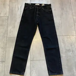 Svarta Jack and Jones jeans. I modell Loose/Chris. W31 L32. Använda men fortfarande bra skick. 