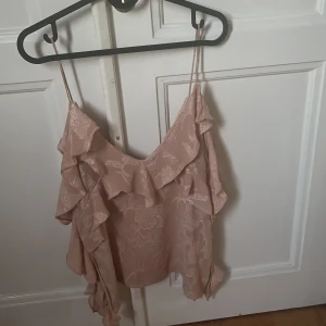 Rosa linne  - Jätte fint zara linne. Passade inte mig så säljer den. Använd några gånger men är i jätte bra skick💕 tryck gärna på köp nu💕