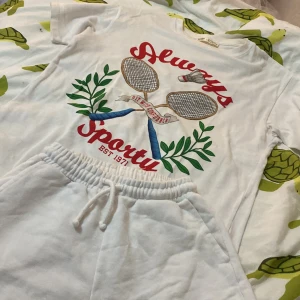 Set från pull and bear! - Baggy t shirt och shorts som säljs då den tyvärr inte är min stil! Har använts flera gånger, storleken är xs och passar storlekar från xxs till s! Bra skick! Swish eller köp nu, pris går att diskuteras! Har en fläck , kolla sista bilden!