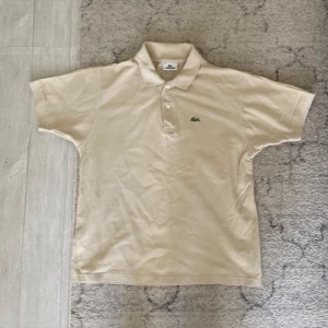 Lacoste piké - I topp skick  Storlek Small men passar som en Medium  Skriv ifall du har några fler frågor!