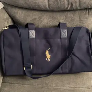 Ny duffelbag aldrig använt med förpackning  Mörk blå färg skriv vid frågor 