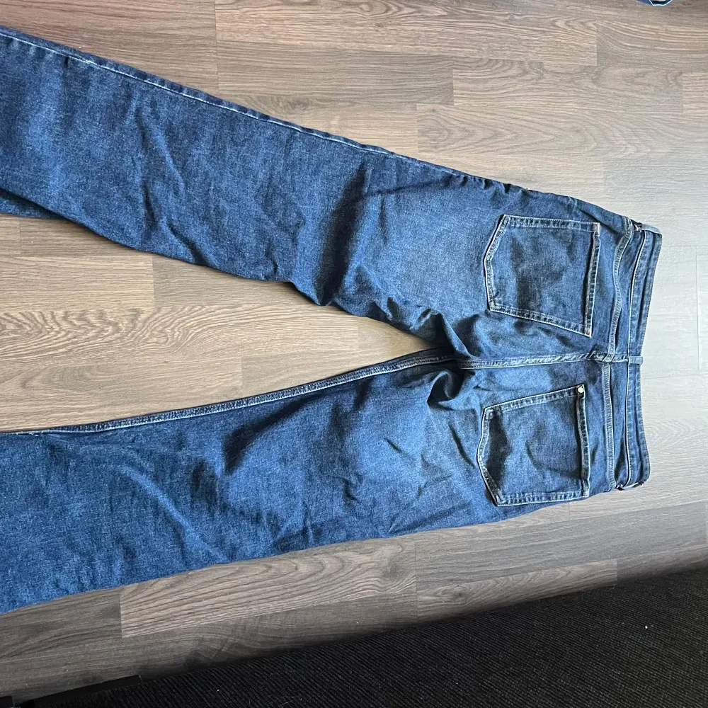 Ett par mörkblå, högmidjade flare jeans från h&m, använda väl men inga defekter eller fel på de. De går till min häl och jag är 168 cm. Storlek 38. Säljer då de är för små.  Skriv för mer info eller bilder! 💕. Jeans & Byxor.