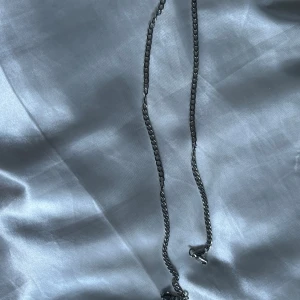 Silvrig kedja - Säljer en silvrig kedja