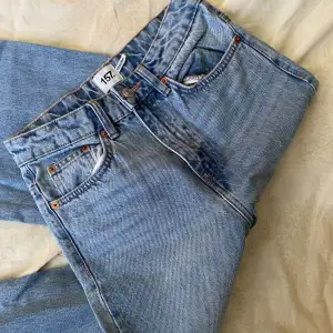 Helt oanvända jeans från Lager 157, aldrig kommit till användning då de ej passat. Storlek XS