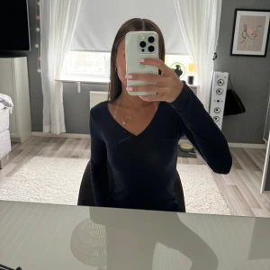 intimissimi tröja - mörkblå intimissimi tröja💞 super fin och man kan vända på den så ser den ut som den ”traditionella” intimissimi tröjan💞 nyskick! köp för 449🤗