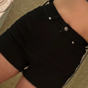 Jeans shorts - Säljer svarta jeans short från H&M.  Inköpta förra månaden, inte använda.  Storlek 32  