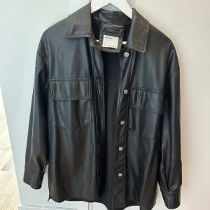 Skjorta/jacka - Oversized snygg PU skjorta! Fint skick! Pris kan diskuteras!