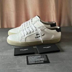 Saint Laurent  - Hej säljer nu dessa super snygga ysl skorna, storlek 41 men passar lite större. Äktherskort samt annat ysl kort medföljer. Nypris 7200kr mitt pris 2199kr😍💯🔥 