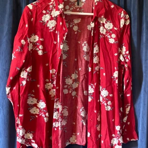 Skjorta - En röd skjorta med vita blommor