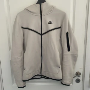 Nike tech fleece  - Säljer nu min vita Nike tech fleece eftersom jag it har nån användning för den längre. Köpt på Nikes hemsida. Tveka inte med frågorna eller prisdiskutering!(kan tänka mig att byta ochså)