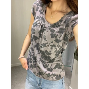 Sommartopp - Super fin kortärmad topp från Esprit! Tröjan har en liten prick vid kragen men annars är den i god skick;) Passar som M!