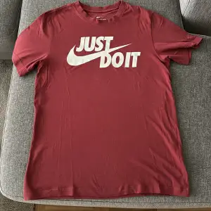 Nike t-shirt i fint skick, storlek S