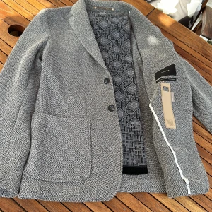 Grå kavaj - Snygg grå kavaj med sjal. Nästan ny. Perfekt som udda kavaj till studenten eller skolavslutningen.