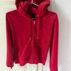 Juicy Couture tröja  - Säljer denna röda juicy couture tröja på grund av att jag inte använder den längre. Storlek M i bra skick 