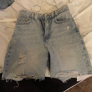 Jeansshorts  - Jeansshorts i bra skick, köp den❤️