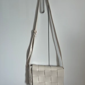 Väska beige  - Säljer nu min beiga väska från glitter då den tyvärr inte kommer till användning. Har använt den fåtal gånger och den är som ny. 