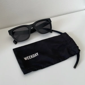 Weekday solglasögon  - Säljer nu dessa fina solglasögonen som passar perfekt till sommaren!  Solglasögonen är i fint skick. Skriv till mig vid funderingar!