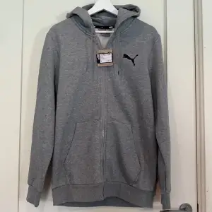 Säljer denna zip hoodie ifrån Puma som är helt ny, aldrig använd!. Säljer för 300. 