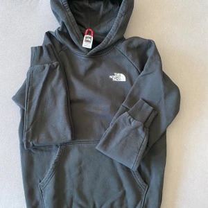 The North Face - Hoodie - I mycket gott skick. På bilden ser den lite grå ut men den är svart. Stl. S