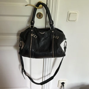 Zadig & Voltaire Väska - Väska från Zadig & Voltaire i modellen Sunny i storlek medium. Väl använd men i gott skick! Har slitningar på innertyget. Kvitto och dustbag kommer med. Pris kan diskuteras!