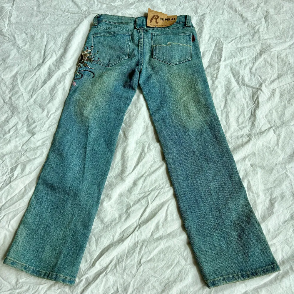 Supersöta lågmidjade vintage jeans med broderier och paljetter!! Midja 34cm rakt över innerben 64 cm. Tyvärr för små så ni kan inte få bild på! Köp via köp nu direkt eller Swish, kvar tills markerad som såld 💗💗. Jeans & Byxor.