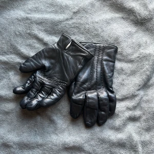 Hestra Läderhandskar - Använda varsamt under en vinter, extremt värmehållande. Nypris ligger på ca 1000kr och är köpta på Volt. 