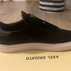 Arigatos zip   - Hej, säljer mina helt nya arigatos för att det var fel storlek och dom är har aldrig blivit använda 