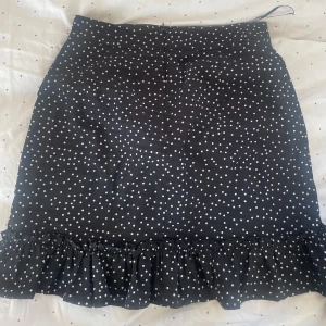 Kjol - Säljer denna kjol då den ej kommer till användning för mig, använt ett fåtal gånger, kan sälja för ett lägre pris. Då jag vill få ut den pga rensning.😁Storlek 36/s