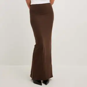 Super fin maxi kjol med slits där bak. Används få gånger. Kjolen passar att ha som låg eller hög midja. Luftig och stretchig 