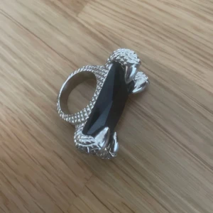 Ring - Dragon claw ring med svart Sten rostfri🥰