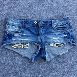 Super snygga lågmidjade jeans short med leopard mönstrade fickor. Jätte trendiga just nu! 💞dessa säljs inte längre så svårt att få tag på!💞💞