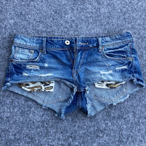 Lågmidjade jeansshorts  - Super snygga lågmidjade jeans short med leopard mönstrade fickor. Jätte trendiga just nu! 💞dessa säljs inte längre så svårt att få tag på!💞💞