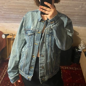 Skitcool jeansjacka - Riktigt fin jeansjacka i bra kvalitet🌟