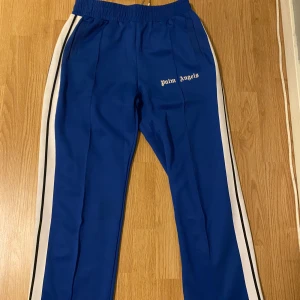 Palm angels byxor - Säljer dessa fina palm angels byxor då det inte kommer till användning längre super fin färg till nu till sommaren, jättebra skick