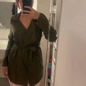 Grön kappa!! - Grön kappa från bikbok endast 100kr  I storlek xs. Tunn kappa perfekt till sommarkvällar👌😍priset kan diskuteras :)