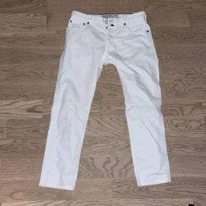 Jacob cohen - 🔵 säljer dessa Jacob Cohen jeans i toppskick, inga defekter eller så, storlek 32, vid minsta fundering är det bara att höra av sig 🤝
