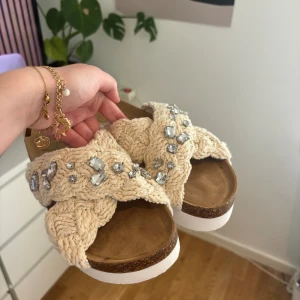 tofflor  - säljer dessa jättesöta tofflor då de inte kommer till användning, endast använda 1 gång så i nyskick ❤️ nypris 450kr